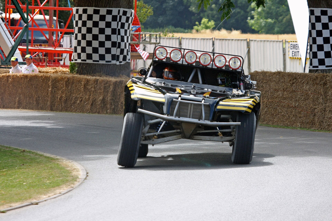 2009 trophy truck; representative off-road race-truck image used for bump-stop and suspension-travel discussion. Photo by Brian Snelson / Wikimedia Commons, CC BY 2.0.