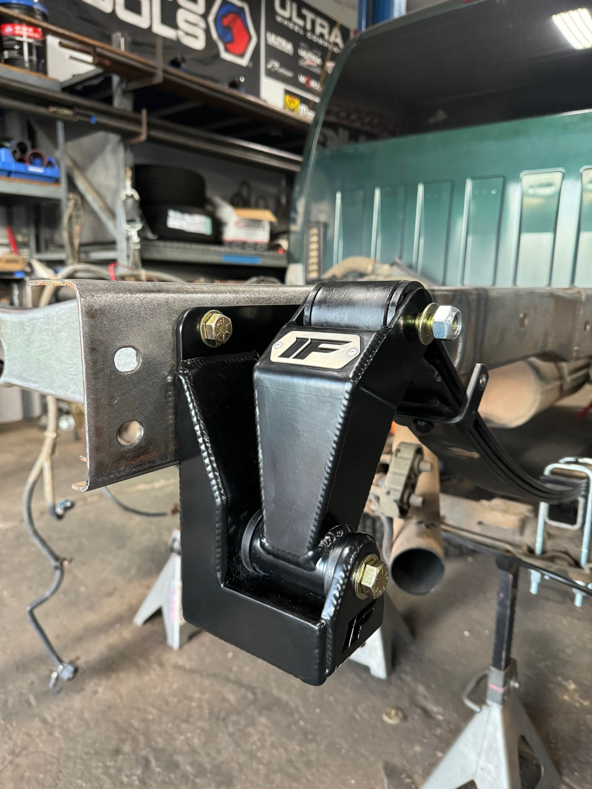 Izzy Fab 1999–2018 GM 1500 Hanger and Shackle Kit