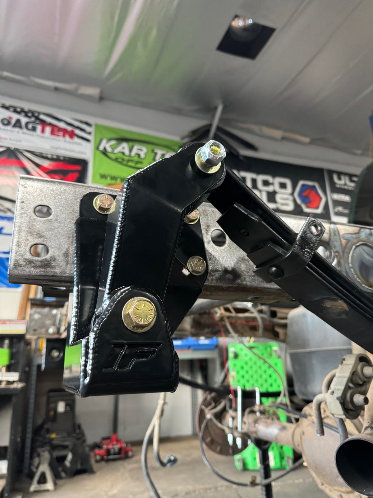 Izzy Fab 1999–2018 GM 1500 Hanger and Shackle Kit — manufacturer product gallery
