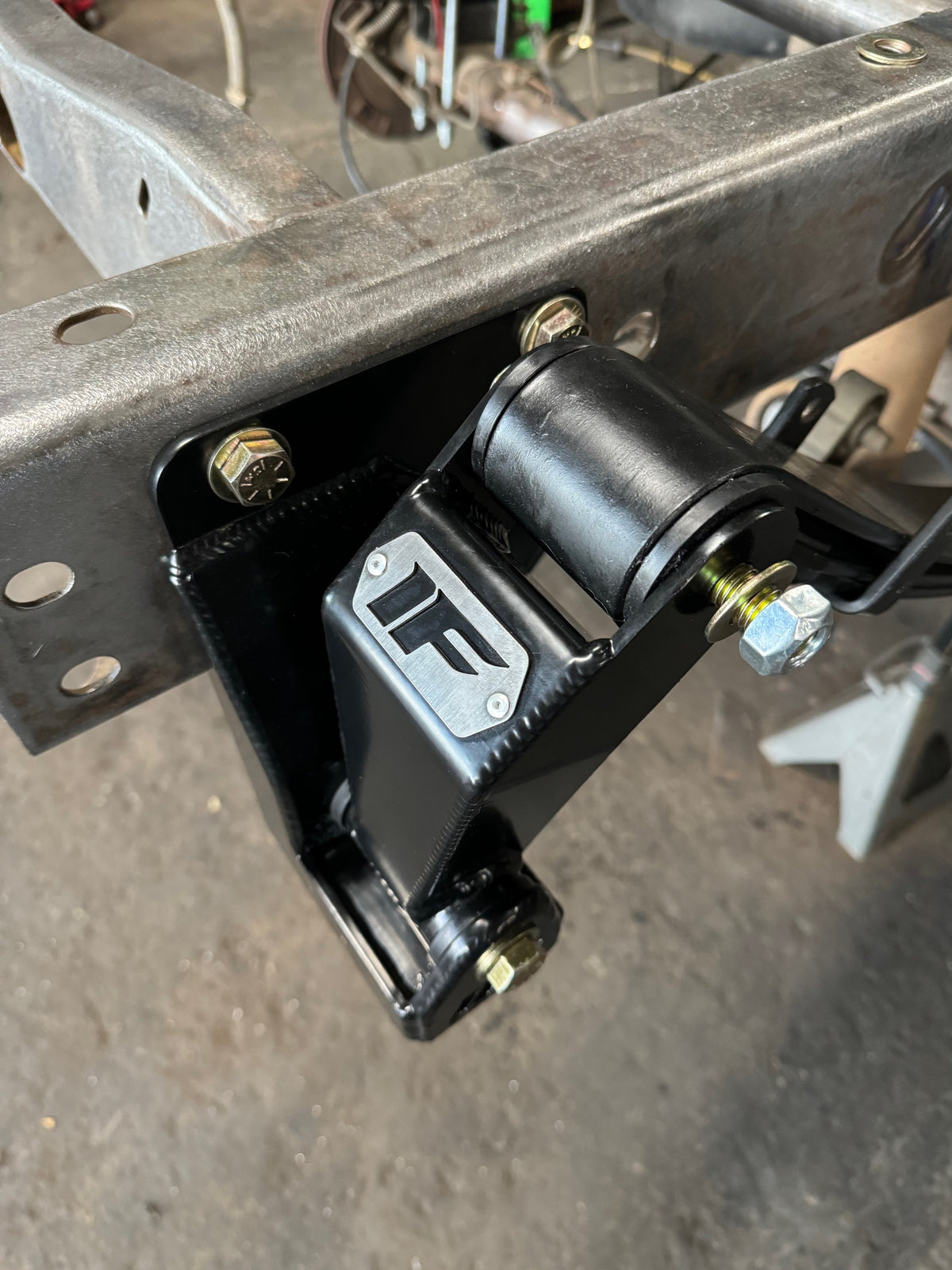 Izzy Fab 1999–2018 GM 1500 Hanger and Shackle Kit — manufacturer product gallery
