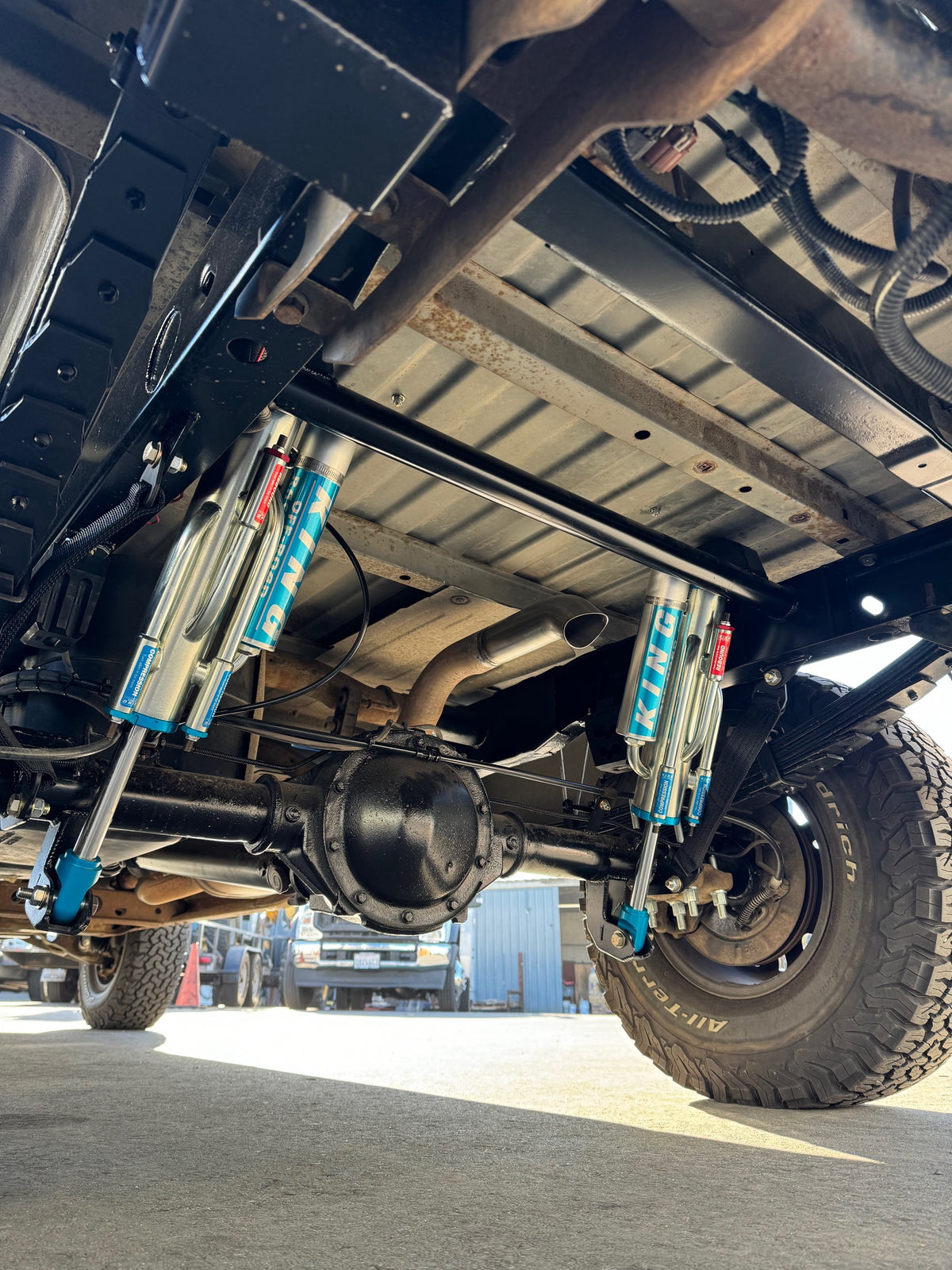 Izzy Fab 2007–2018 GM 1500 Under-Bed Rear Suspension Kit with King Shocks